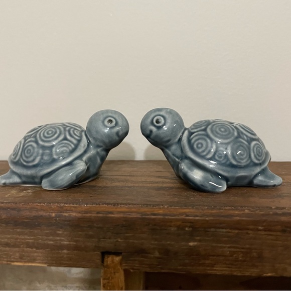 3/$10 Turtle Salt & Pepper Shakers- Cracker Barrel - Picture 7 of 12